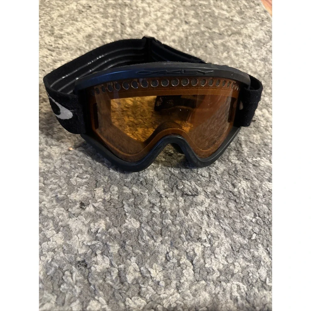 Oakley  Ski/Snowboard Goggles Amber Lens Black White Head strap